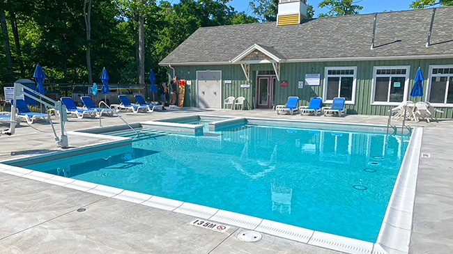 Outdoor leisure pool at Sandbanks Summer Village